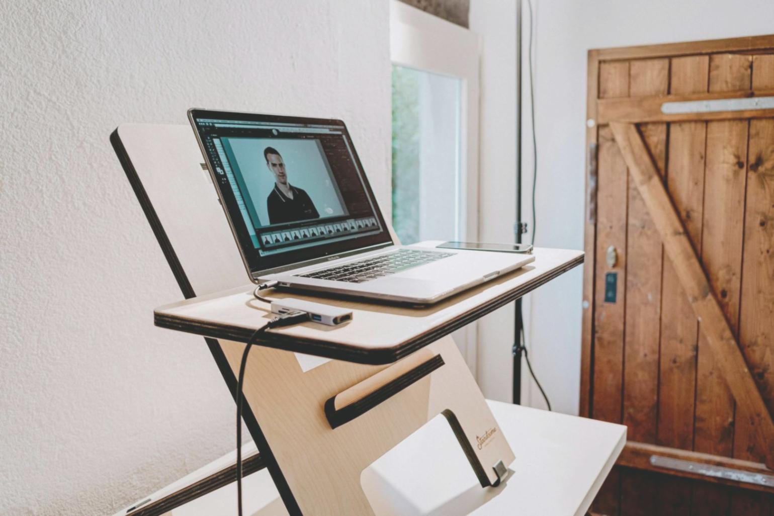 Investisseur analysant le marché immobilier