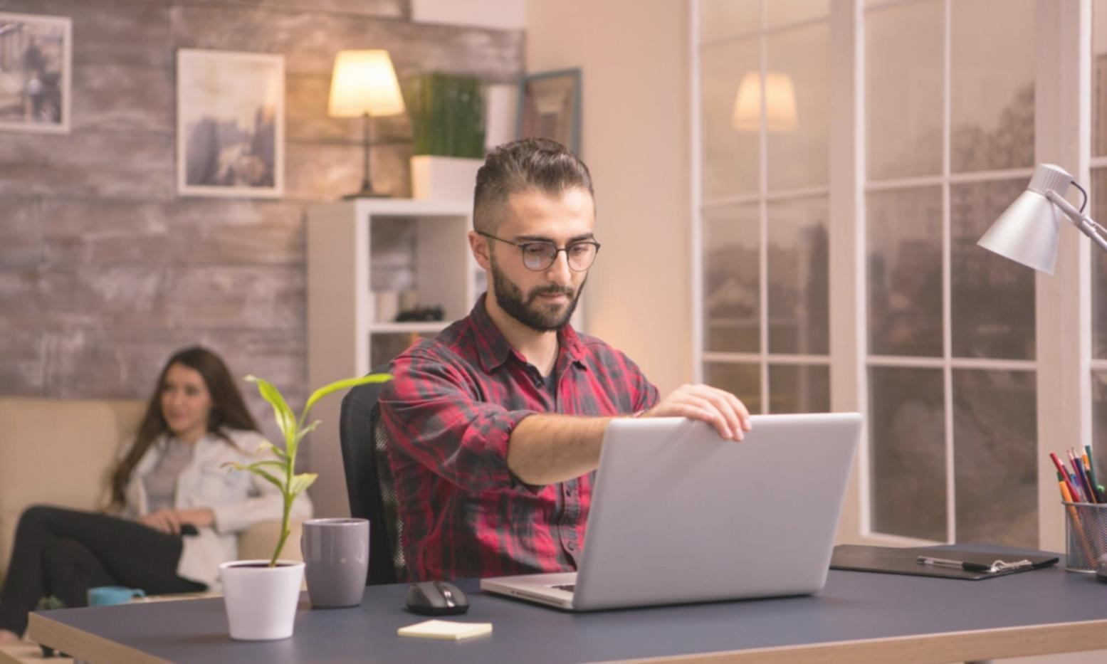 Étudiant gérant ses finances avec méthode
