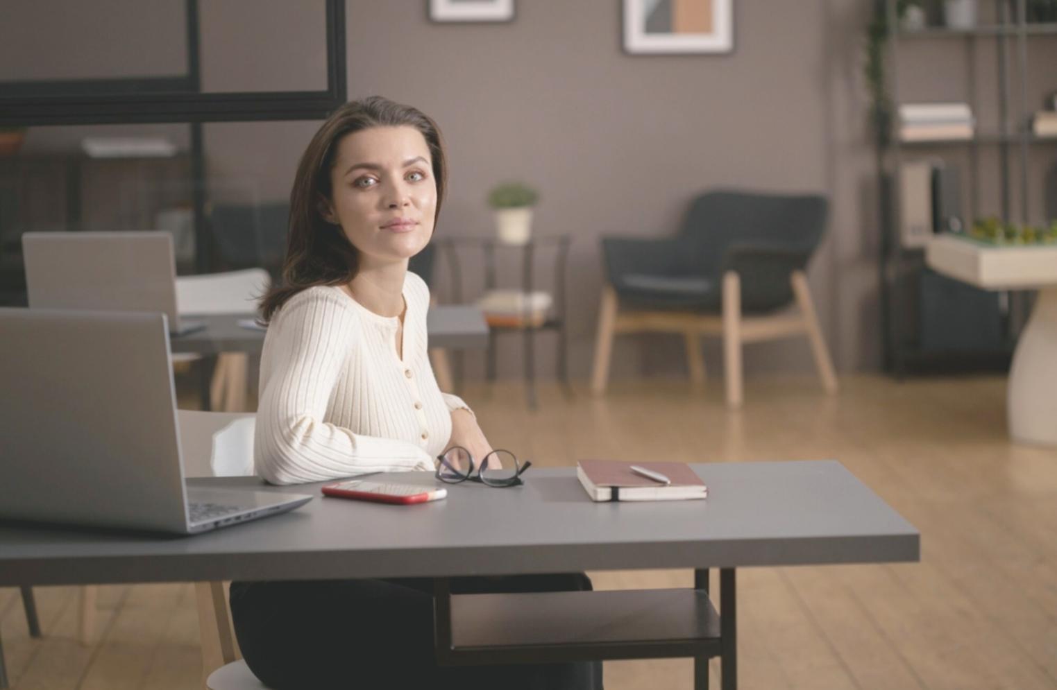 Personne âgée consultant ses documents financiers